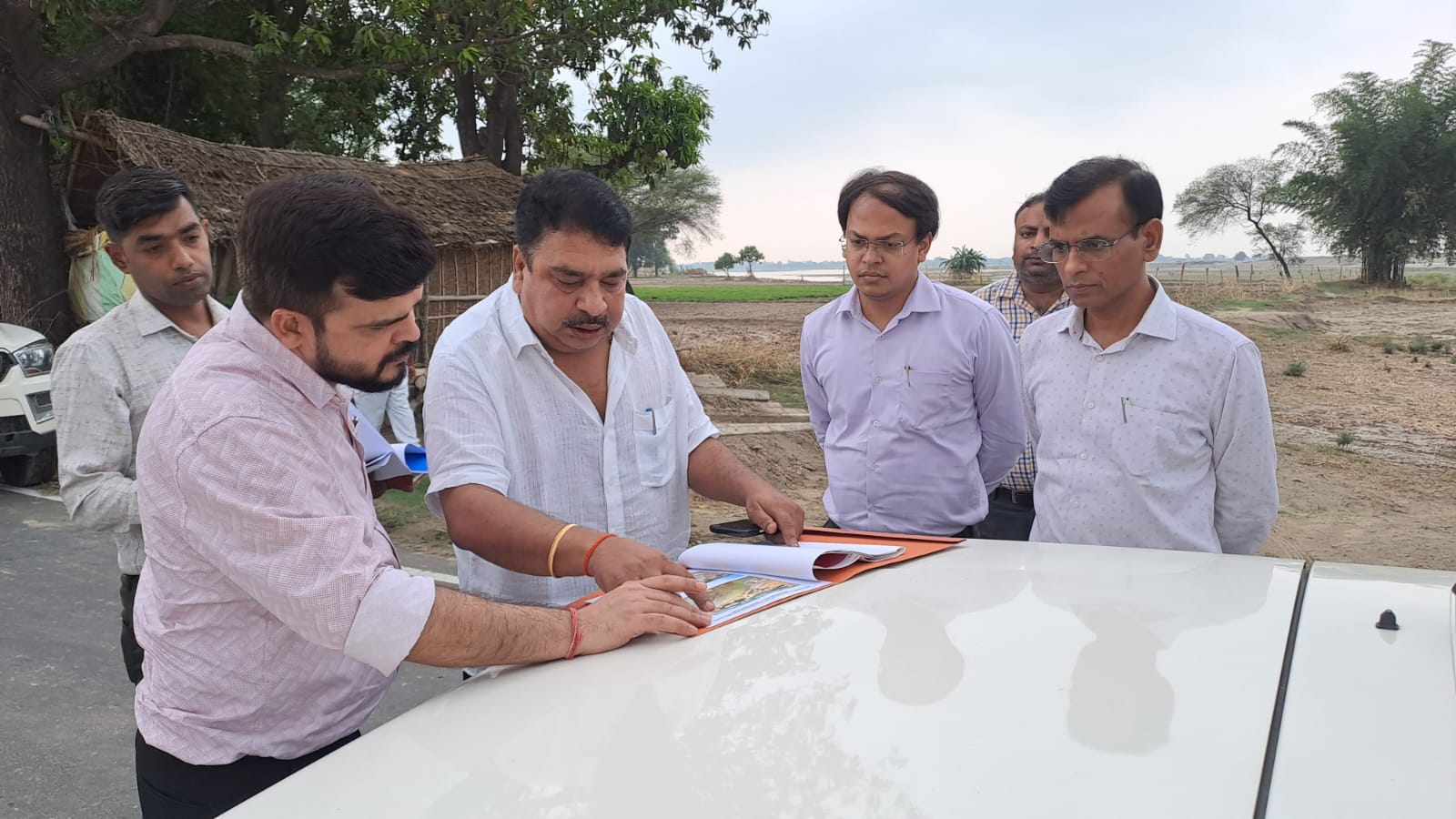 जिलाधिकारी ने खजुहा झुनझुनिया अन्धरपुरवा में कराये जा रहे कटान निरोधी निर्माण कार्य का आकस्मिक निरीक्षण कर लिया जायजा