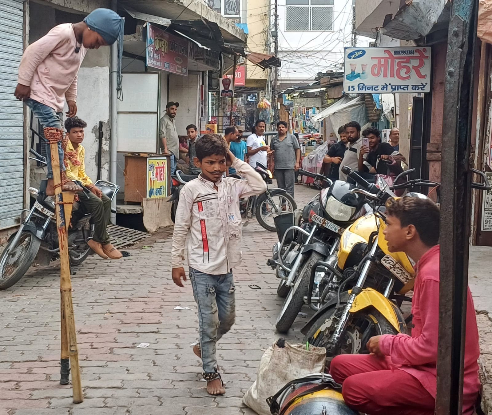 इन बच्चों पर भी प्रशासन दे ध्यान पढ़ने की उम्र में करतब दिखाकर लोगों का करते हैं मनोरंजन