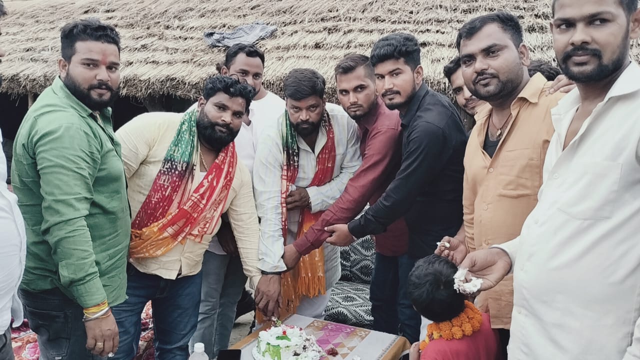 सपा अध्यक्ष का 51वां जन्मदिन धूमधाम से मनाया गया