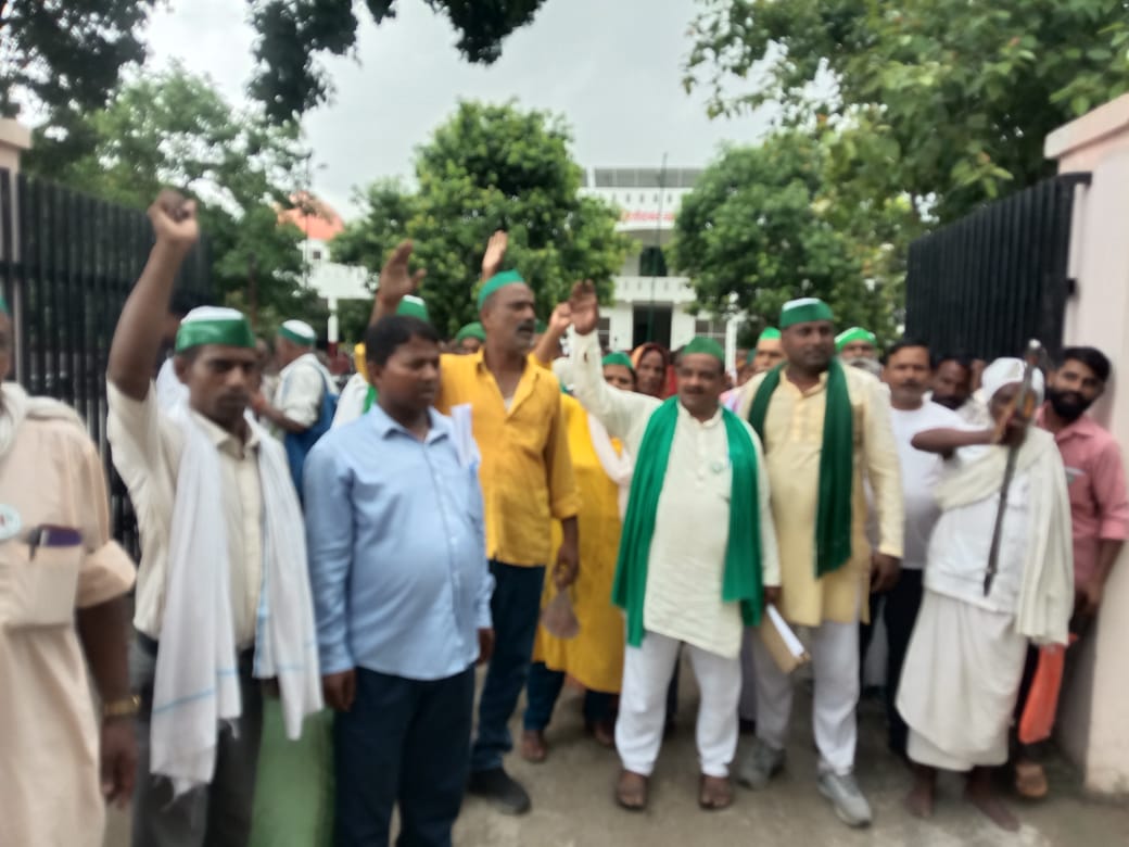 किसान यूनियन अराजनैतिक ने तहसील गेट जामकर किया आंदोलन