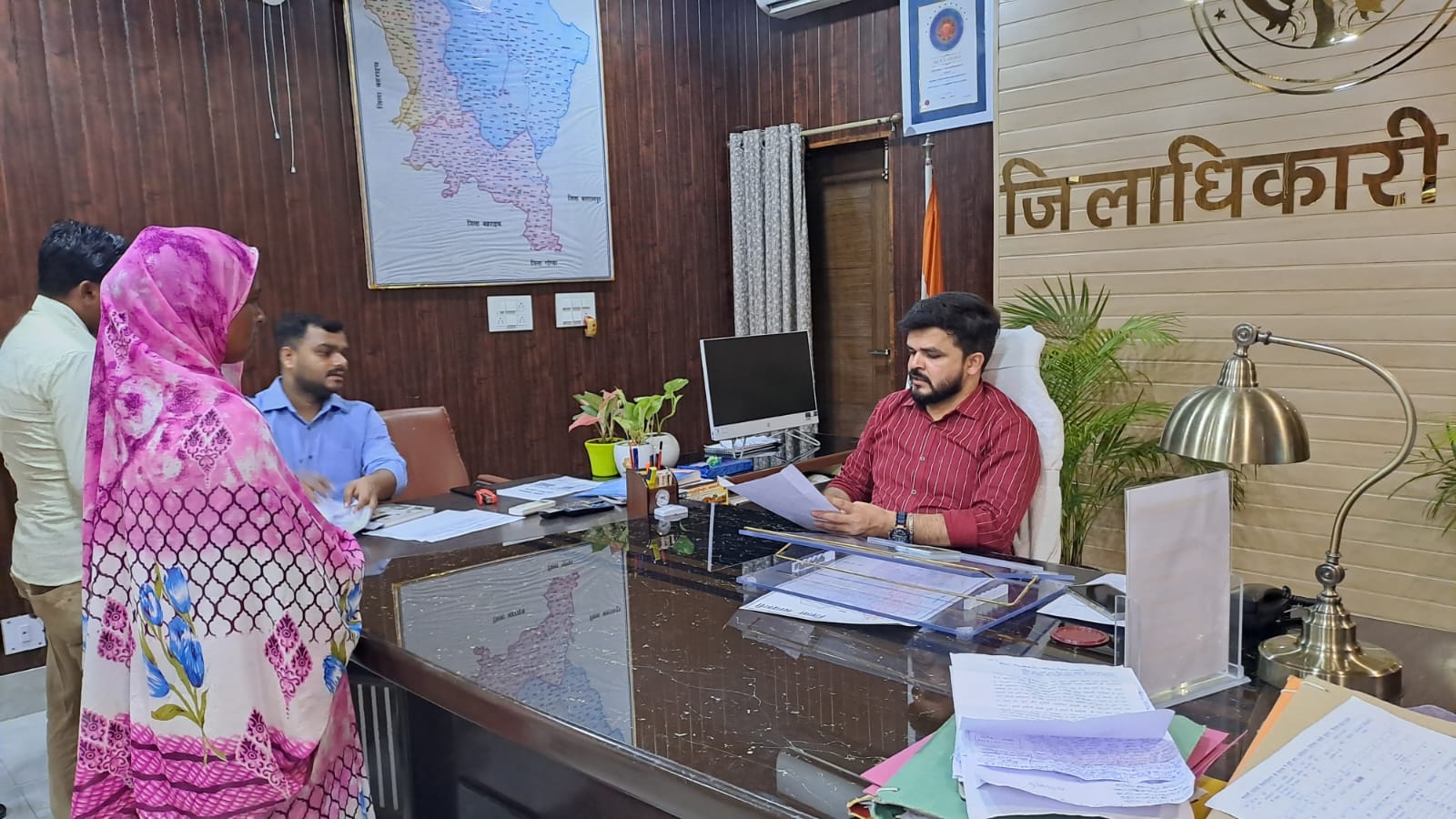 जिलाधिकारी ने जनता दर्शन के दौरान सुनी जनसमस्याएं