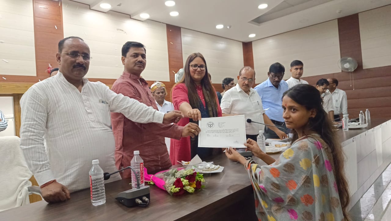 196 लेखपालों को मिला नियुक्ति पत्र**अध्यक्ष, जिलाधिकारी, तथा सांसद प्रतिनिधि गोण्डा ने लेखपालों को दिया नियुक्ति पत्र*