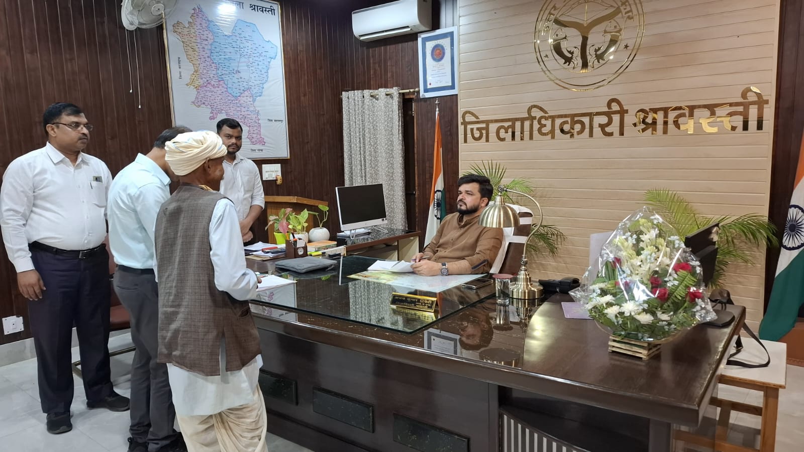 डीएम ने सुनी फरियादियों की समस्याएं, निराकरण हेतु सम्बन्धित अधिकारी को स्वयं फोन कर दिया निर्देश