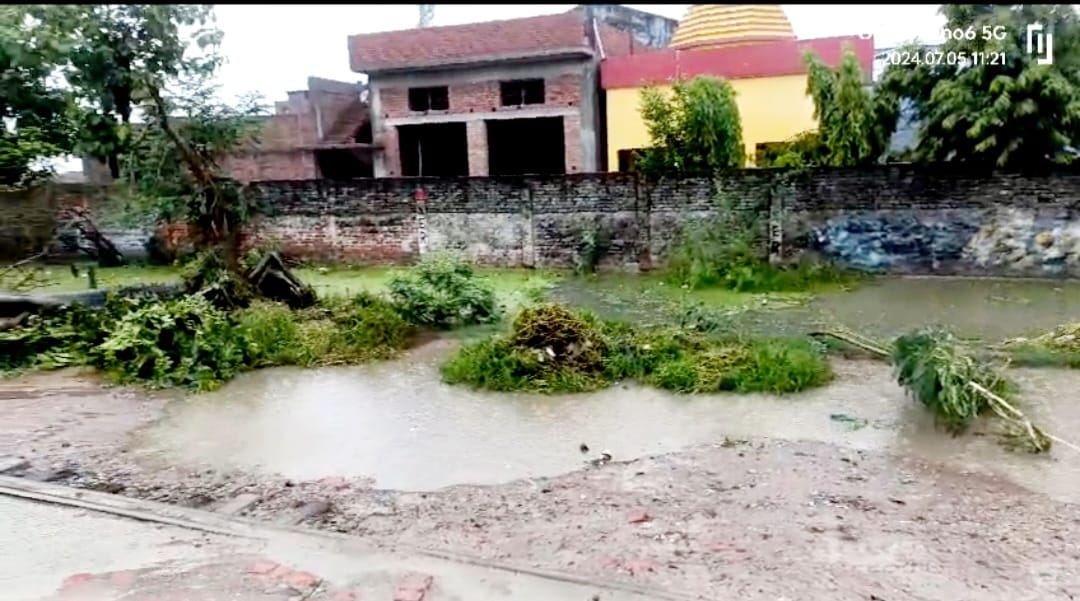 रानी बाजार सहित कई मोहल्ले में भरा पानी, ईओ ने रेलवे को लिखा पत्र