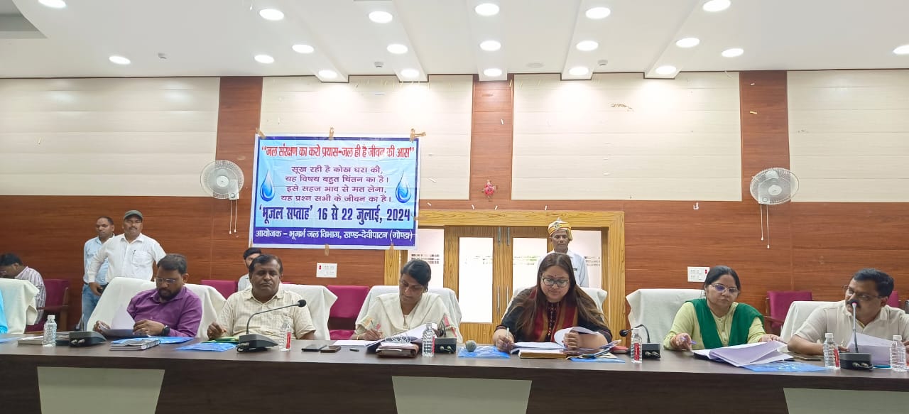 *सीएम डैशबोर्ड पर चल रही योजनाओं की डीएम ने की समीक्षा* *जनपद की रैंकिंग पिछड़ी तो होगी कार्रवाई – डीएम*