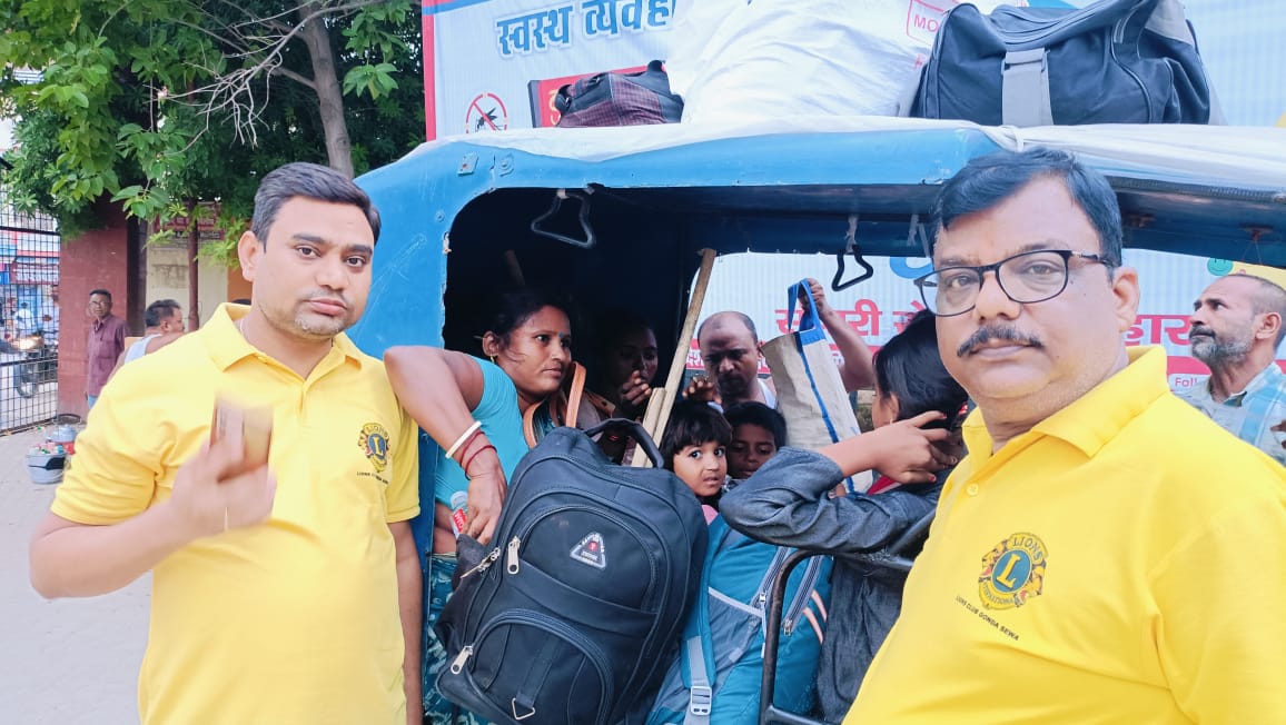 रेल हादसे में घायल यात्रियों की सेवा में लगा लायंस क्लब गोंडा सेवा