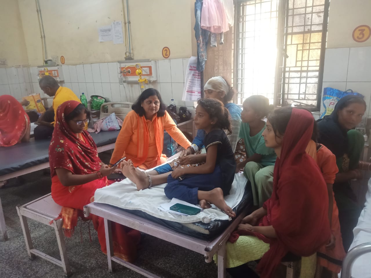 दबंगों द्वारा महिला को मारपीट कर दिया गया घायलविश्व हिंदू महासंघ की प्रदेश महामंत्री रेखा श्रीवास्तव ने अस्पताल पहुंचकर जाना हाल चाल