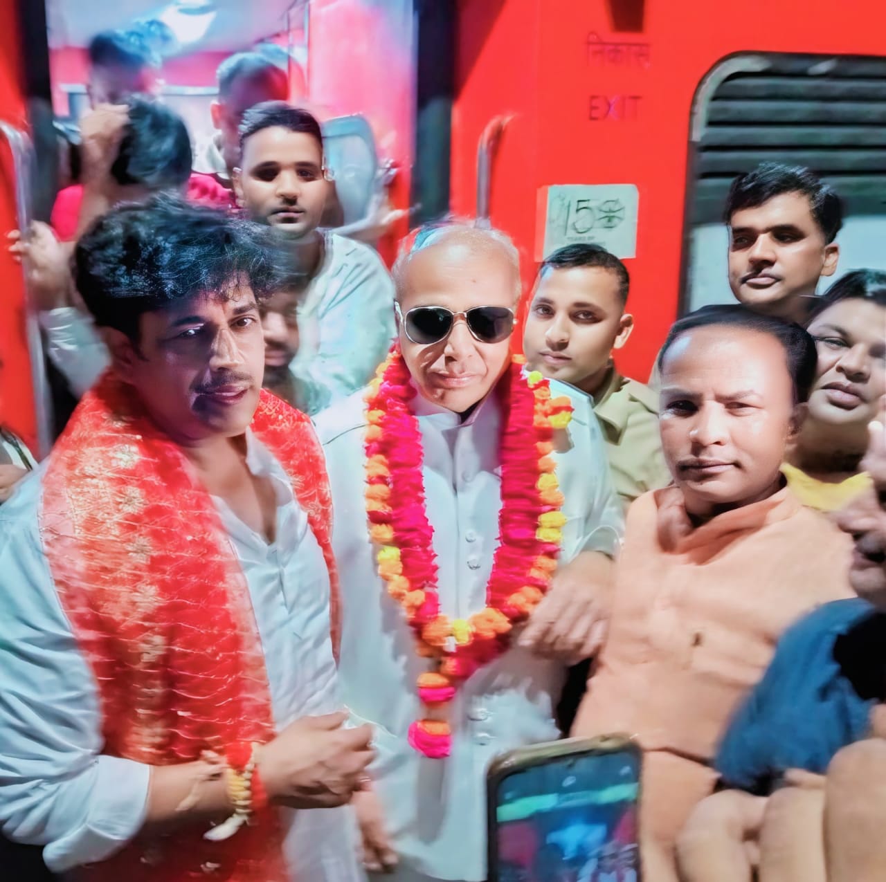 सांसद रवि किशन व जगदम्बिका पाल का गोंडा जंक्शन पर हुआ भव्य स्वागत