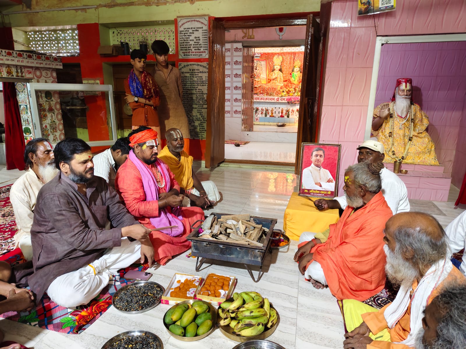 महंत बाल योगी रामदास ने पूर्व मुख्यमंत्री अखिलेश का जन्मदिन मनाया