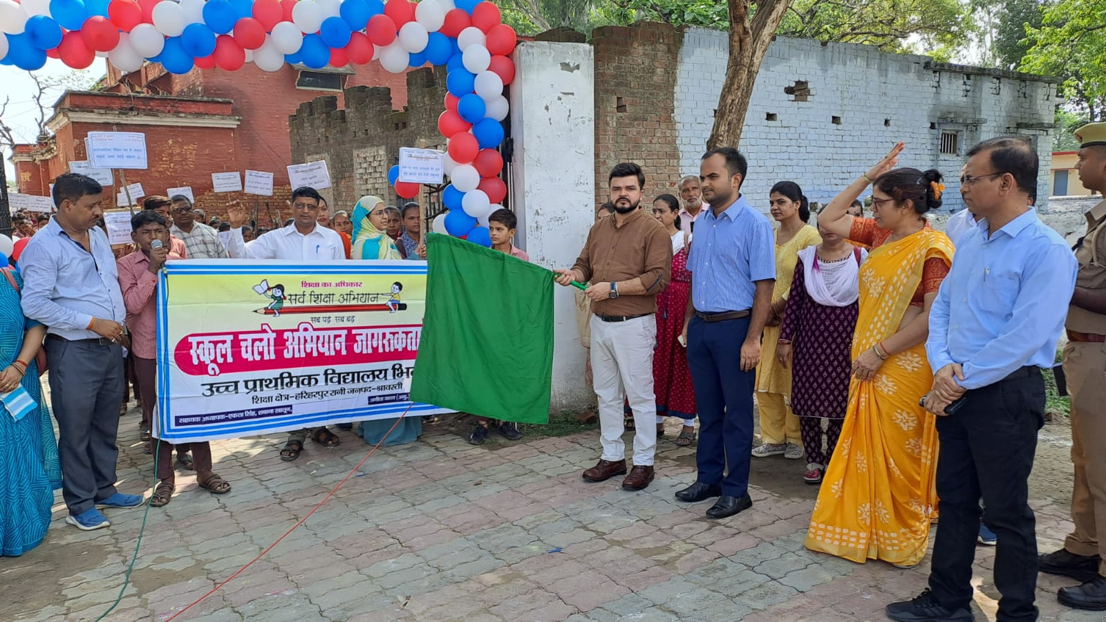 जिलाधिकारी एवं मुख्य विकास अधिकारी ने हरी झण्डी दिखाकर ’’स्कूल चलो अभियान रैली’’ को किया रवाना