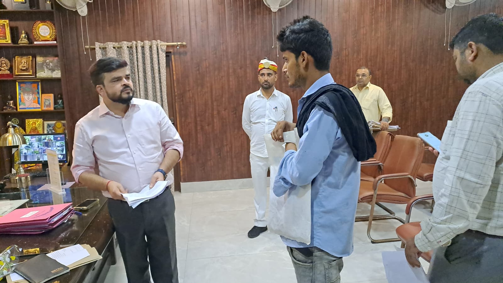 जिलाधिकारी के जनता दर्शन के दौरान दिव्यांग फरियादी ने लगायी आर्थिक सहायता की गुहार
