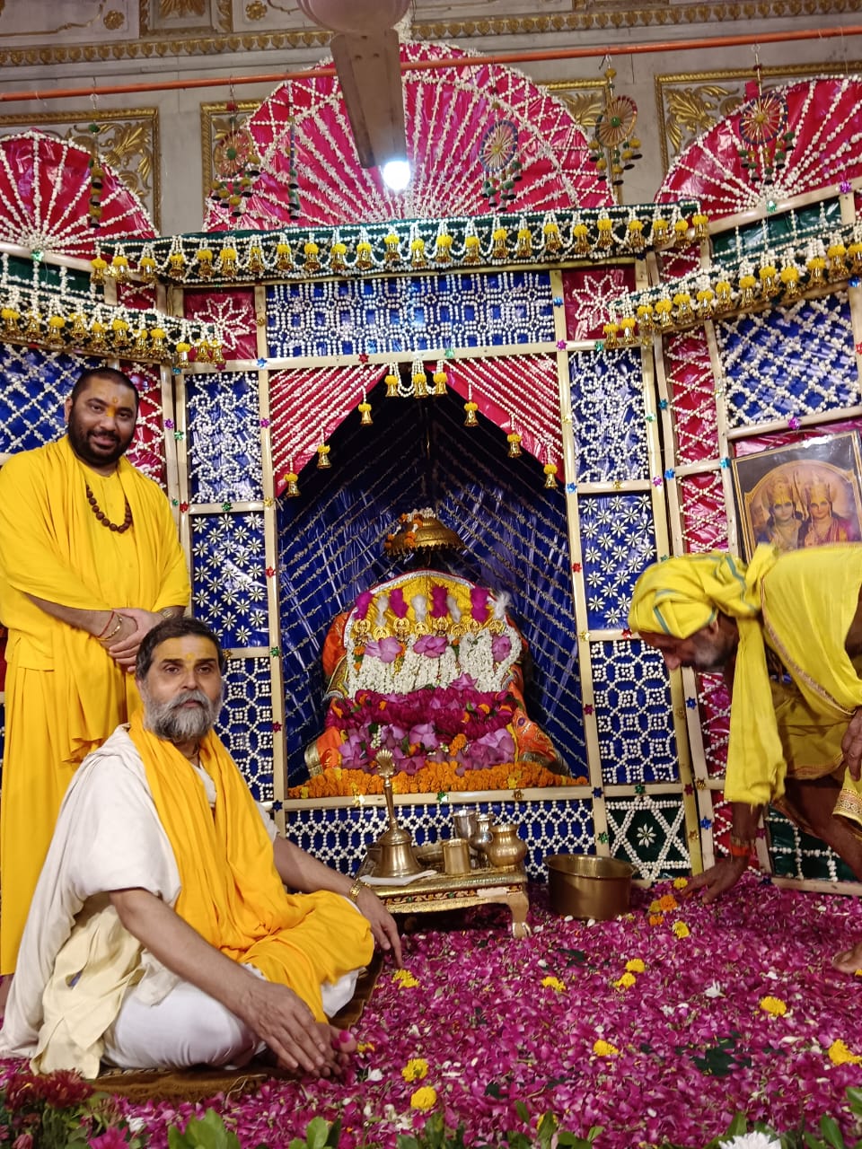 दशरथ के राजमहल बड़ास्थान में भव्य फूलबंगला झांकी सजाई गई