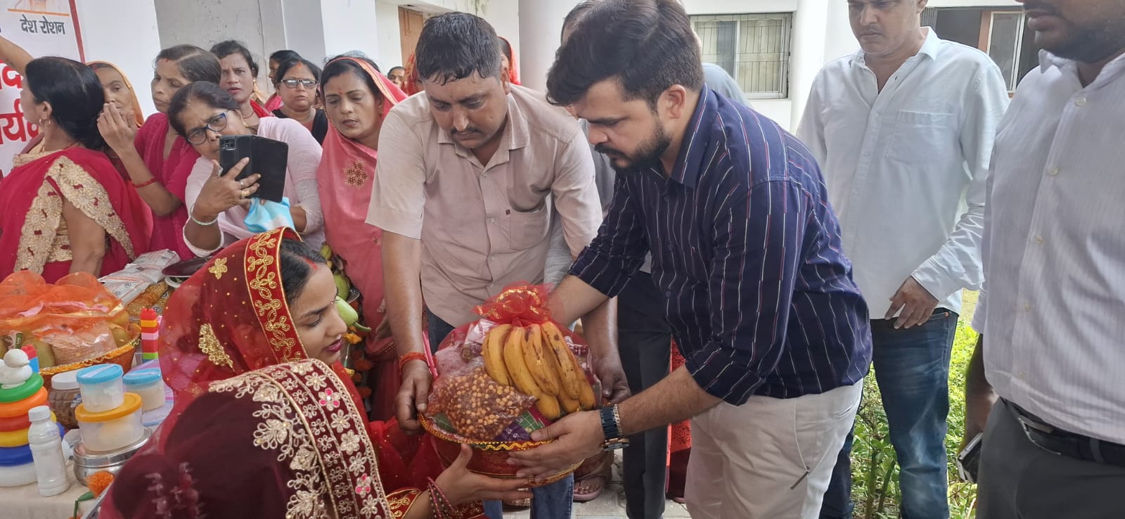 जिलाधिकारी एवं मुख्य विकास अधिकारी ने द्वीप प्रज्वलित कर ’’सम्पूर्णता अभियान’’ कार्यक्रम का किया शुभारम्भ