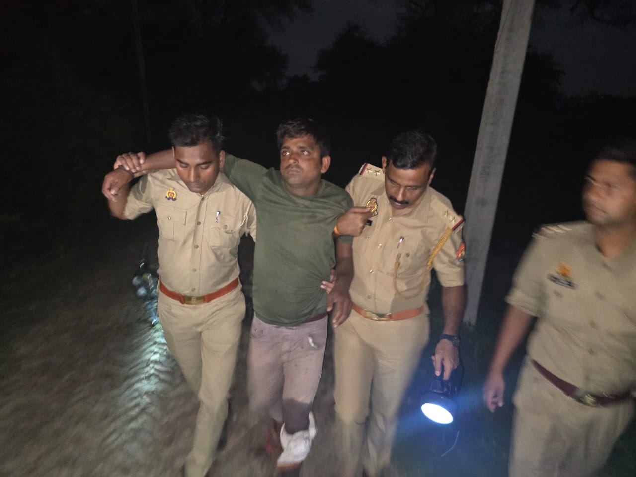 पुलिस मुठभेड में हत्याभियुक्त गिरफ्तार