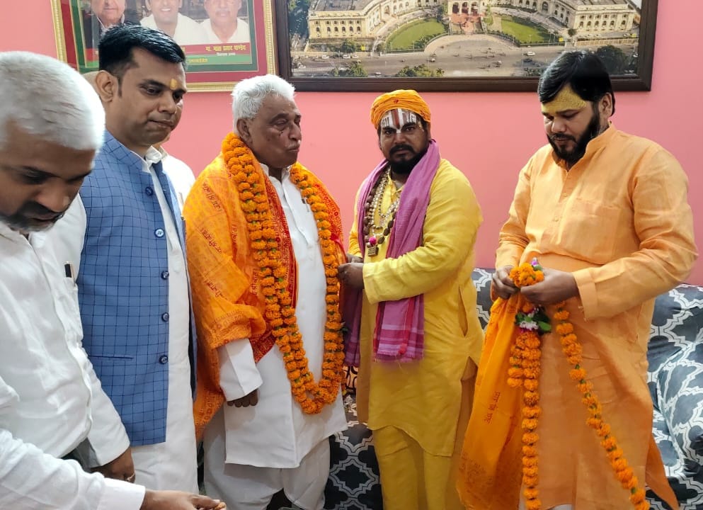 महंत बालयोगी रामदास ने नेता विराेधी दल का किया स्वागत