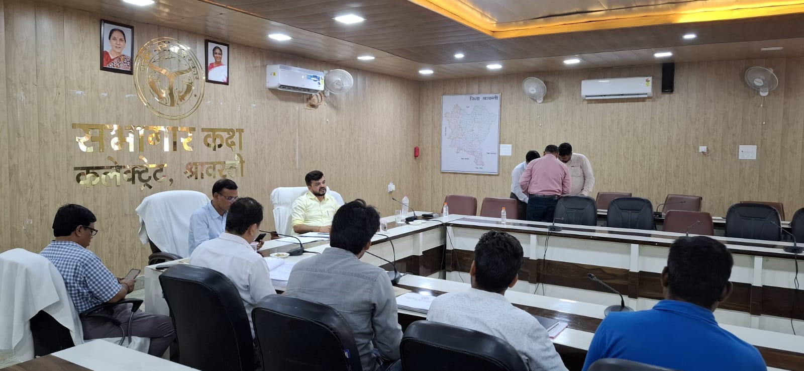 जिलाधिकारी की अध्यक्षता में विद्युत विभाग के अधिकारियों के साथ विद्युत आपूर्ति के संबंध में बैठक संपन्न