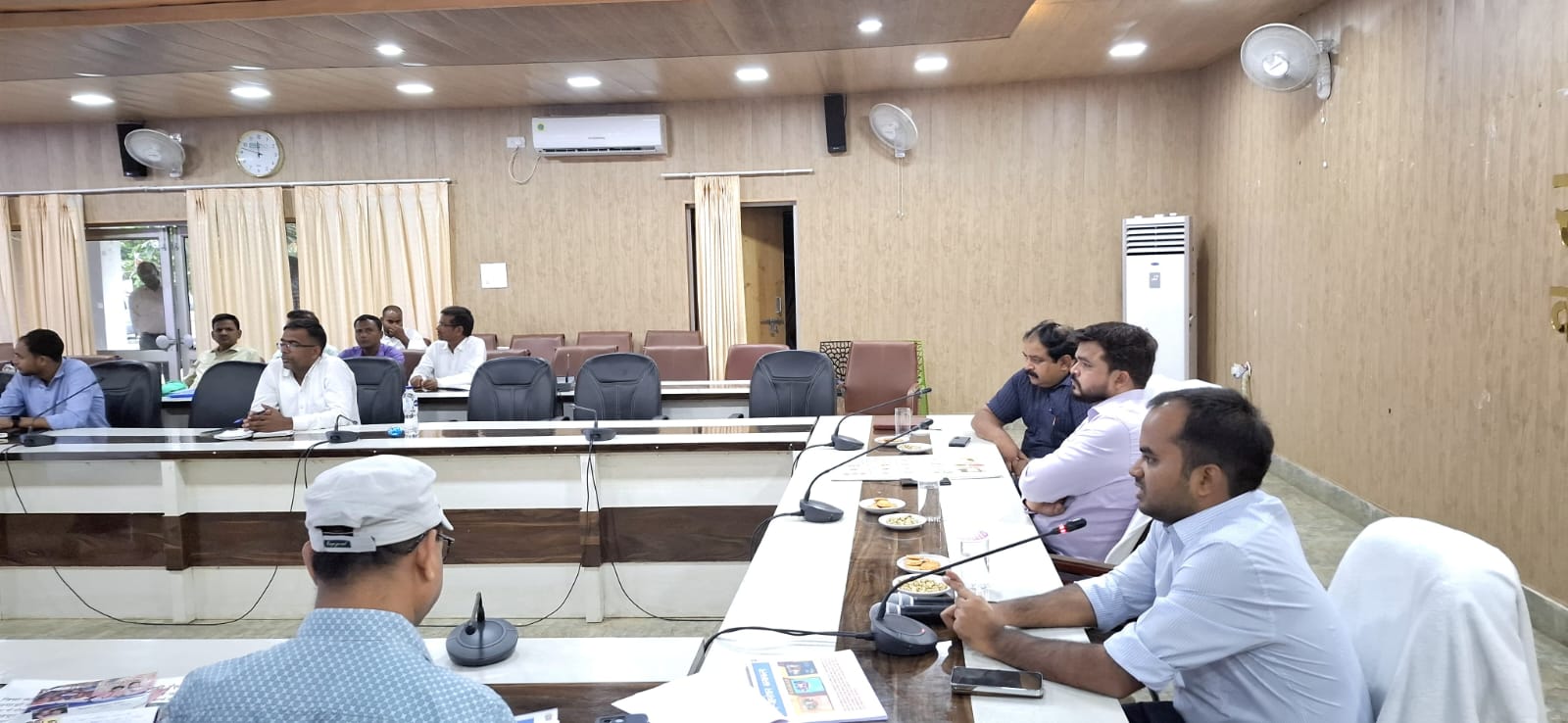विद्यालय में अनुपस्थित होने वाले अध्यापकों के विरूद्ध की जाए कठोर कार्यवाही-जिलाधिकारी