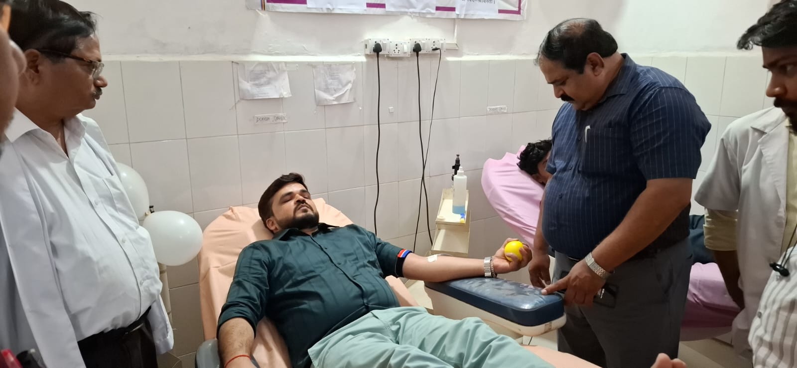 राष्ट्रीय युवा दिवस के अवसर पर डीएम ने किया रक्तदान