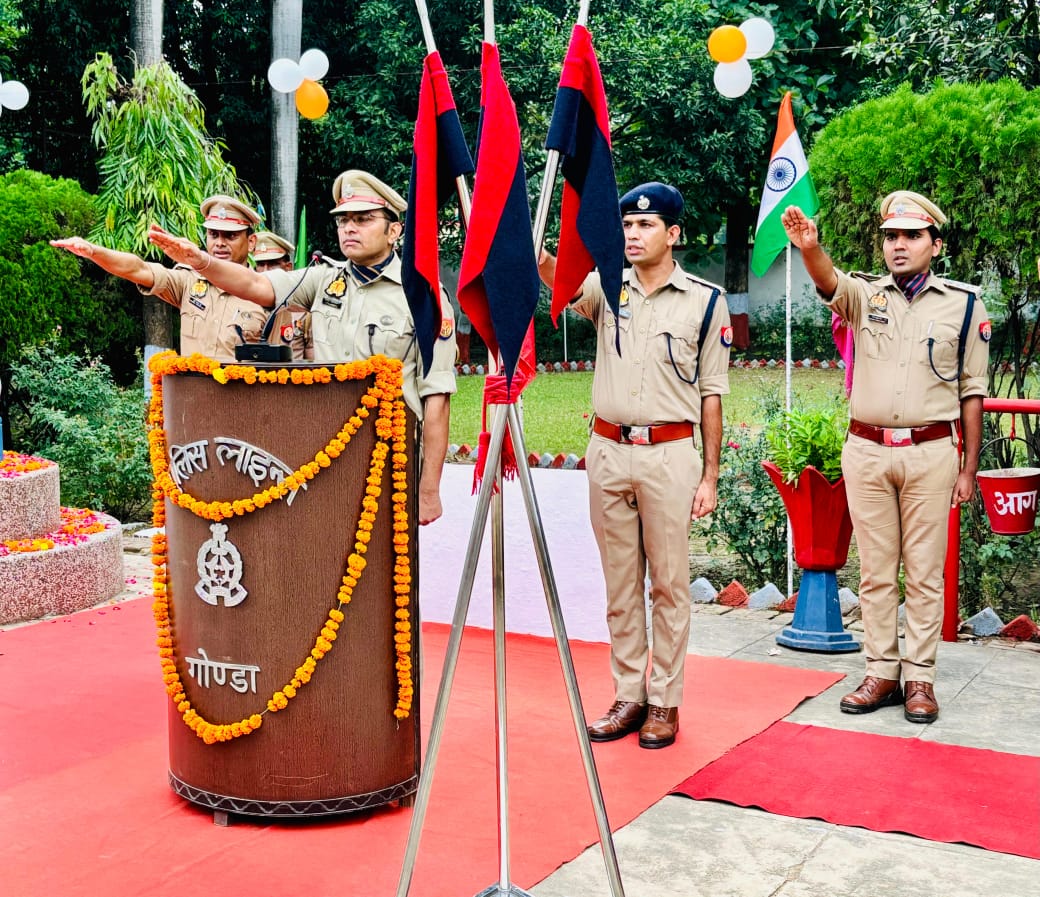 *एसपी विनीत जायसवाल ने ध्वजारोहण कर सत्यनिष्ठा का संकल्प दिलाया, सभी को खिलाई मिठाई*