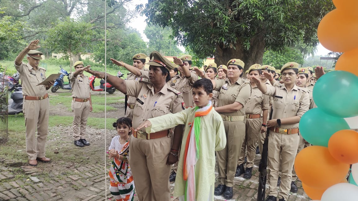 महिला थाना प्रभारी अनीता यादव ने स्वतंत्रता दिवस पर बांटी मिठाई