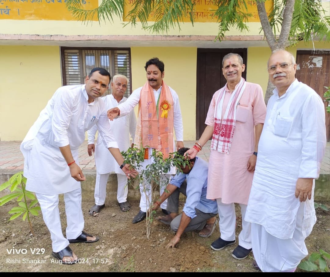 सरस्वती विद्या मन्दिर इण्टर कालेज माधवपुरी ने पौध रोपण कर मनाया स्वतंत्रता दिवस