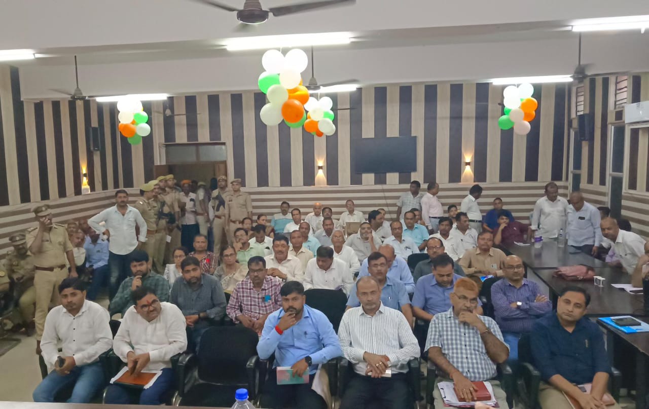 डीएम व एसपी ने सम्पूर्ण समाधान दिवस में फरियादियों की सुनी समस्याए