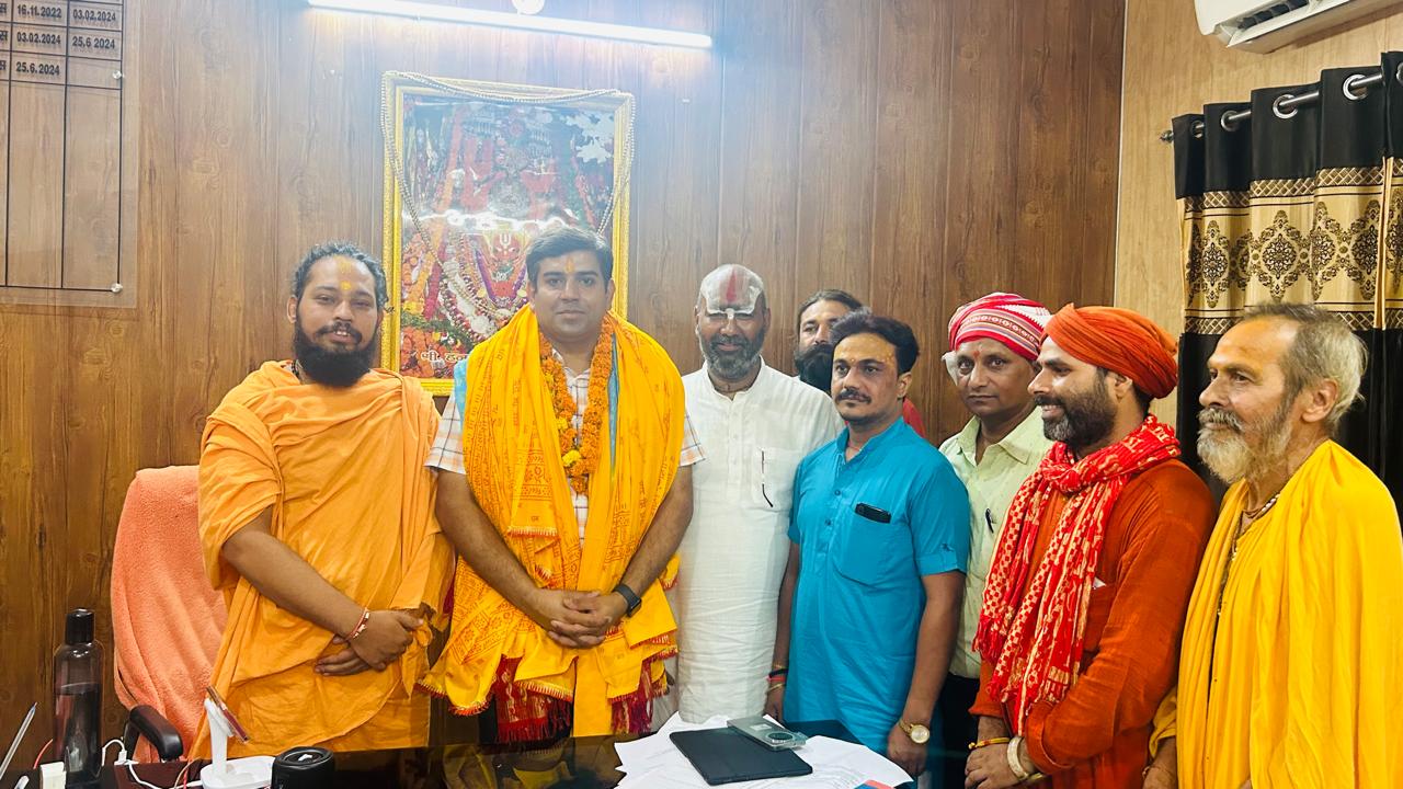 सावन मेला सकुशल संपन्न कराने को उपलक्ष्य में सी0ओ0 आशुतोष तिवारी किया गया स्वागत सम्मान