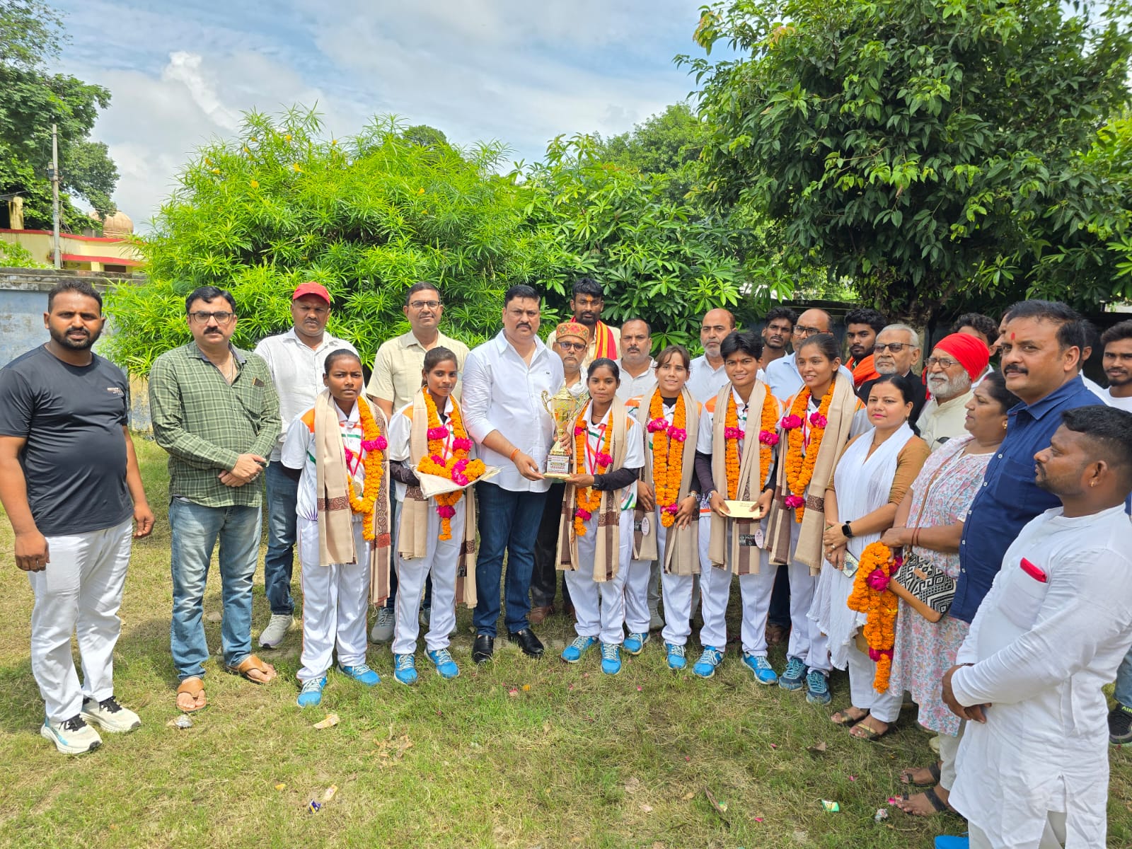 प्रेसिडेंट कप इंडो भूटान सीरीज जीत कर आई महिला क्रिकेटरों को पूर्व मंत्री तेज नारायण पांडे पवन ने किया सम्मानित।