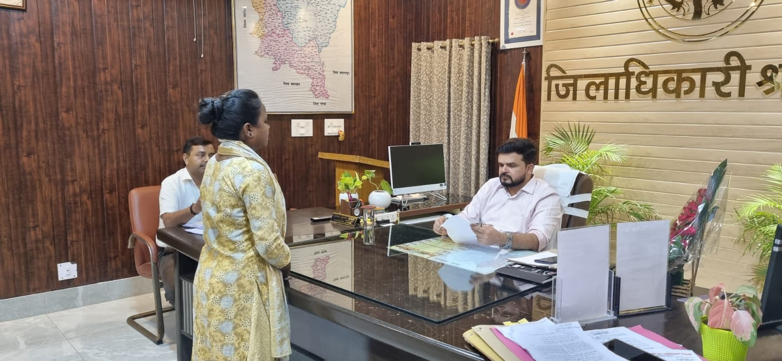 जिलाधिकारी ने जनता दर्शन के दौरान सुनी जनसमस्याएं