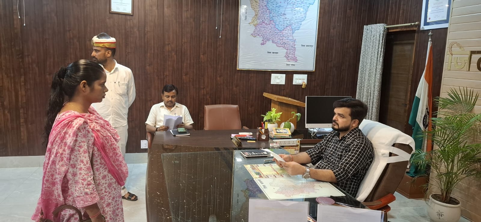 जिलाधिकारी ने जनता दर्शन के दौरान सुनी जनसमस्याएं