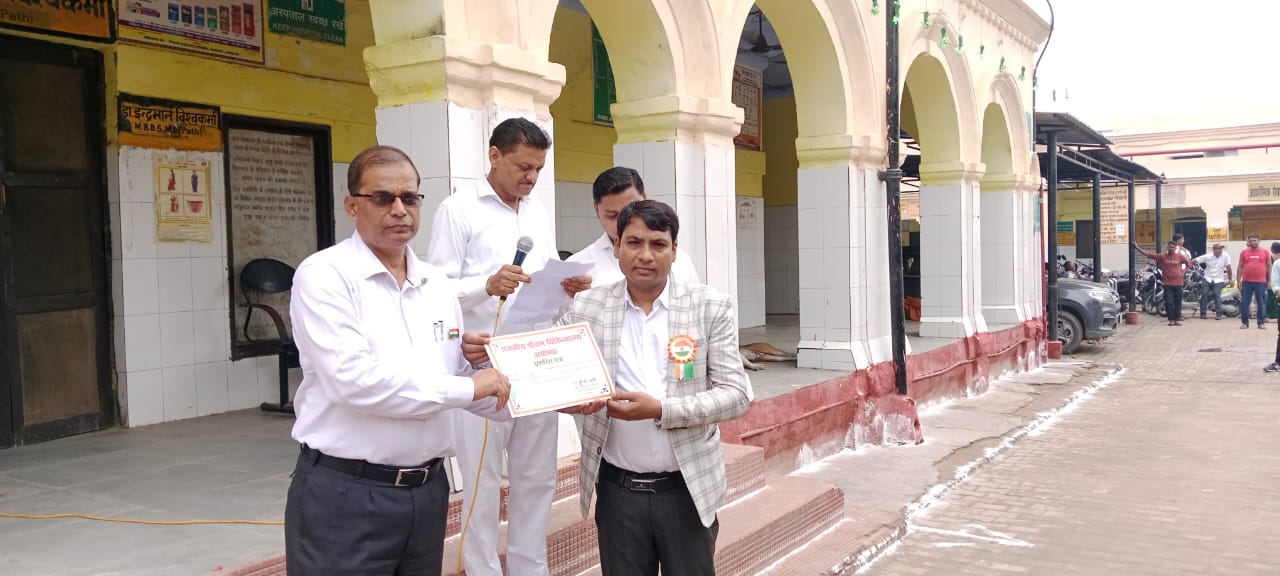 स्वतंत्रता दिवस पर्व पर डॉ. इन्द्र भान विश्वकर्मा को किया गया सम्मानित