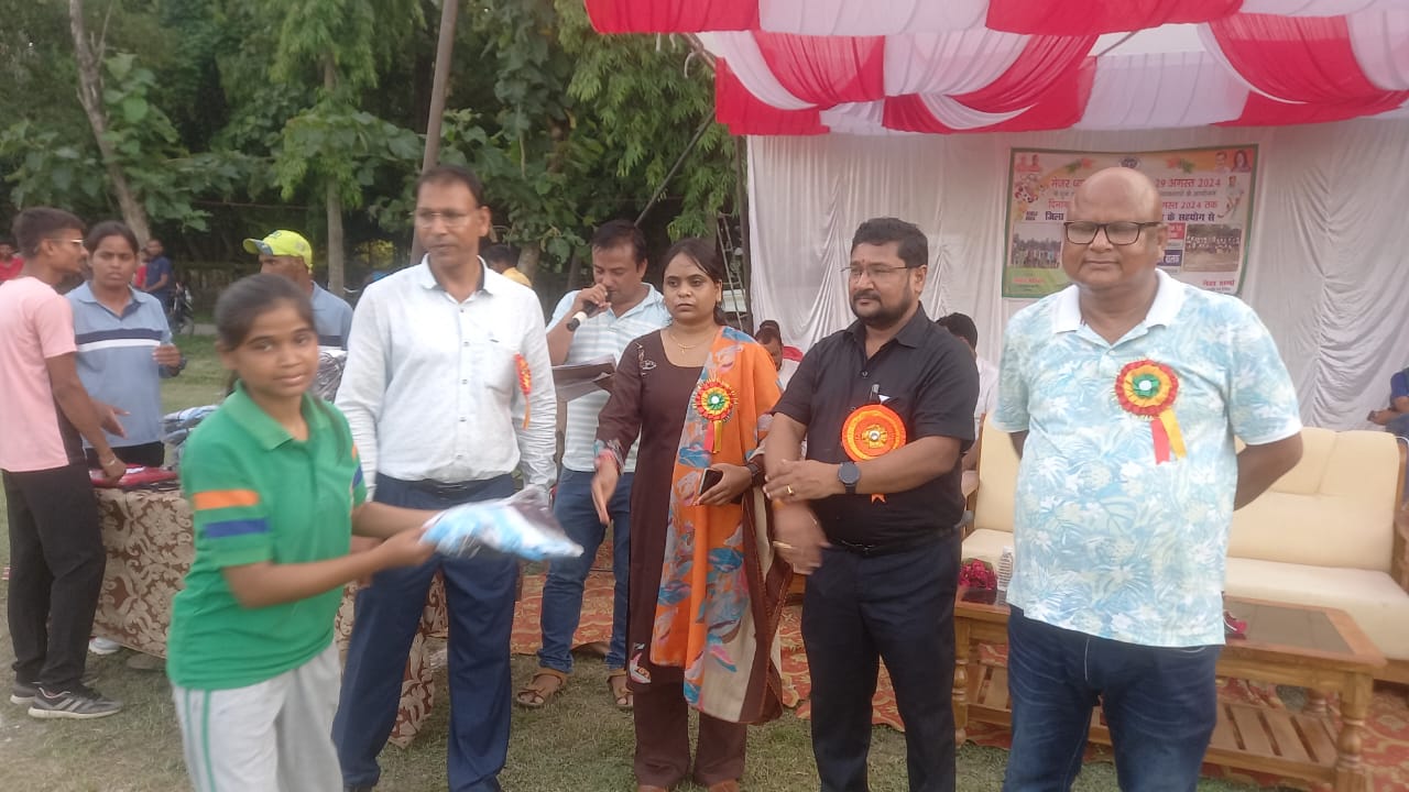 विजेता खिलाड़ियों को बांटे गए पुरस्कार