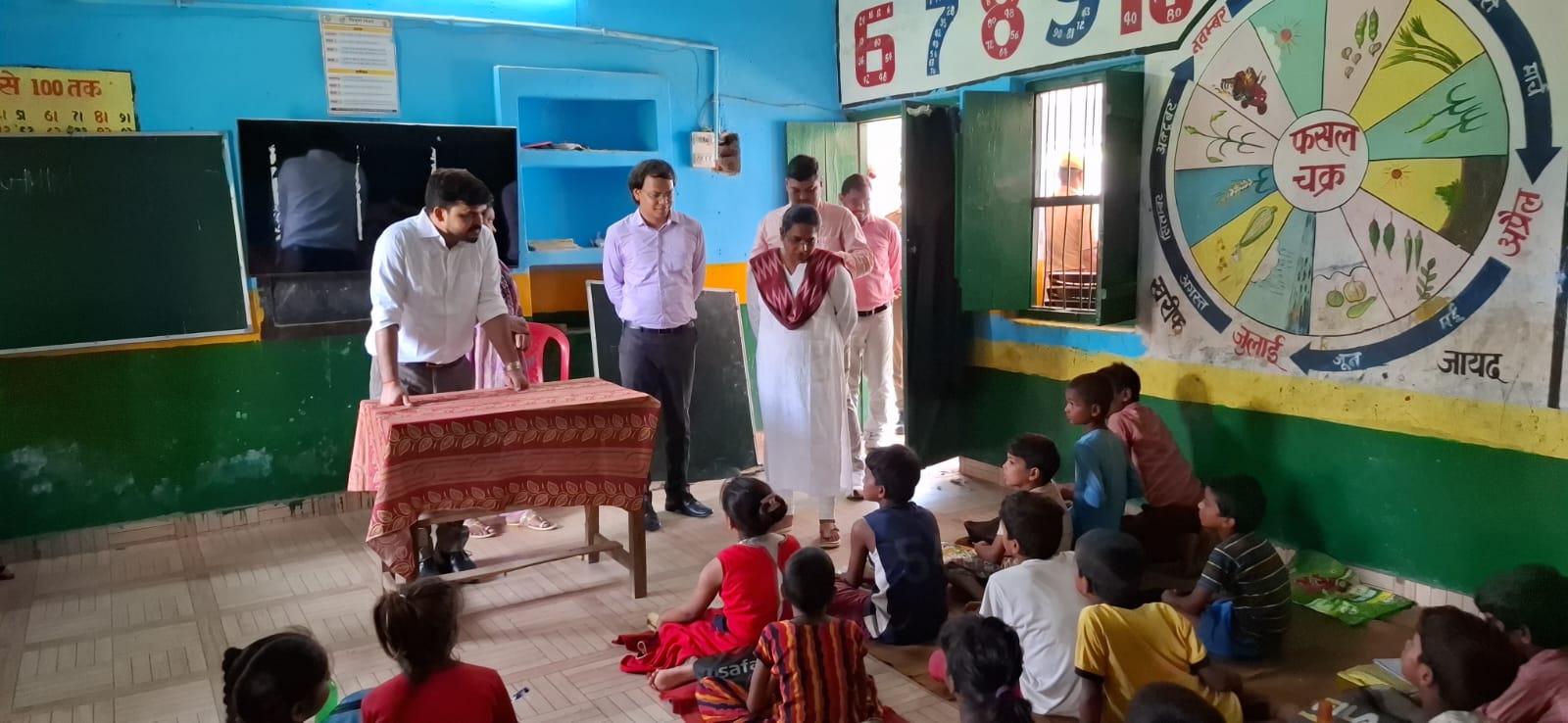 जिलाधिकारी ने ताबड़तोड़ कई विद्यालयों का औचक निरीक्षण कर लिया जायजा