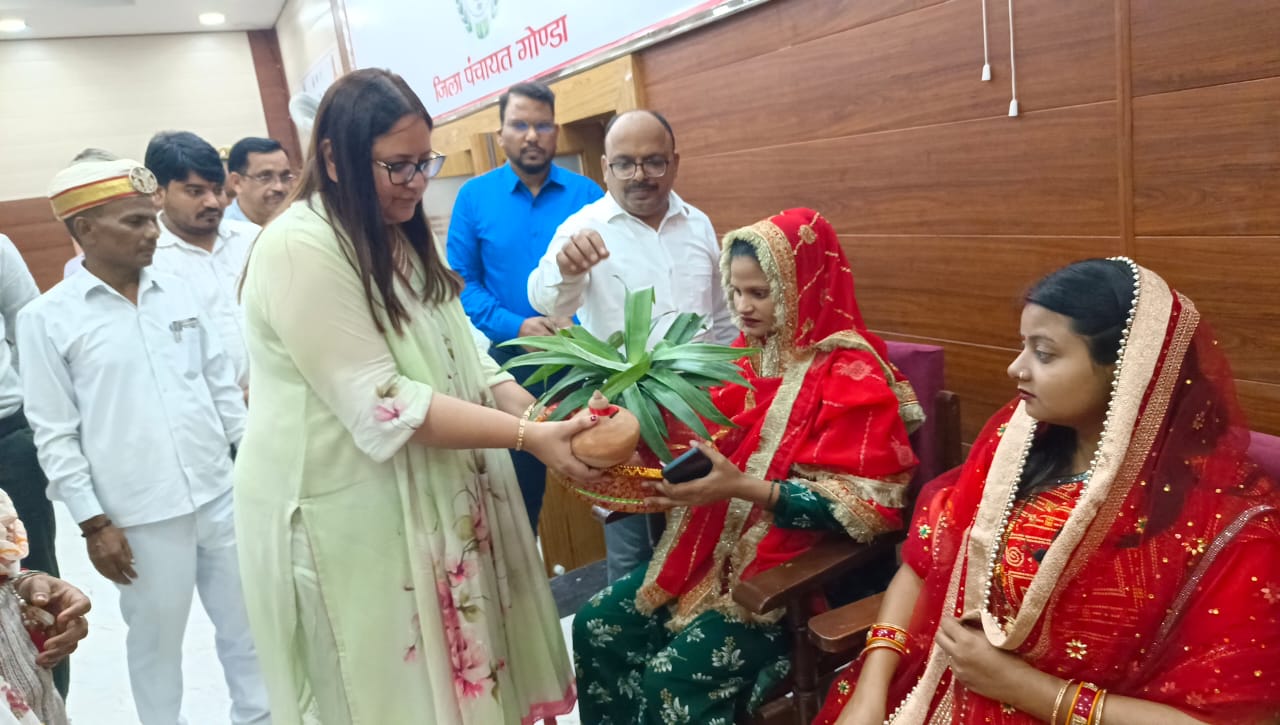 आंगनबाड़ी कार्यकत्रियों को जिला पंचायत अध्यक्ष व जिलाधिकारी के द्वारा किया गया सम्मानित