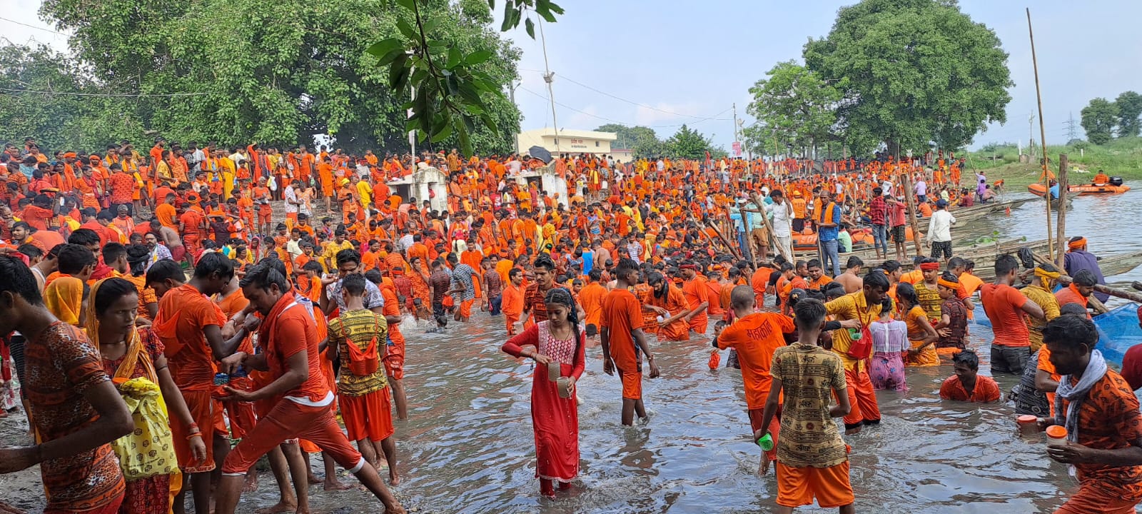 लाखों की संख्या में कांवरियों ने सरयू में लगाई डुबकी, भोलेनाथ को किया जलाभिषेक जिला एवं पुलिस प्रशासन के रही पैनी नजर