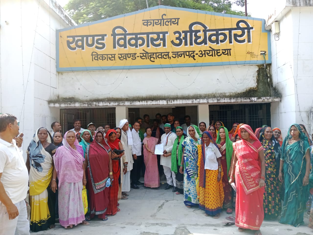 भारतीय किसान यूनियन अ.रा. ने पांच सूत्रीय ज्ञापन एडीओ सुषमा रानी को सौंपा