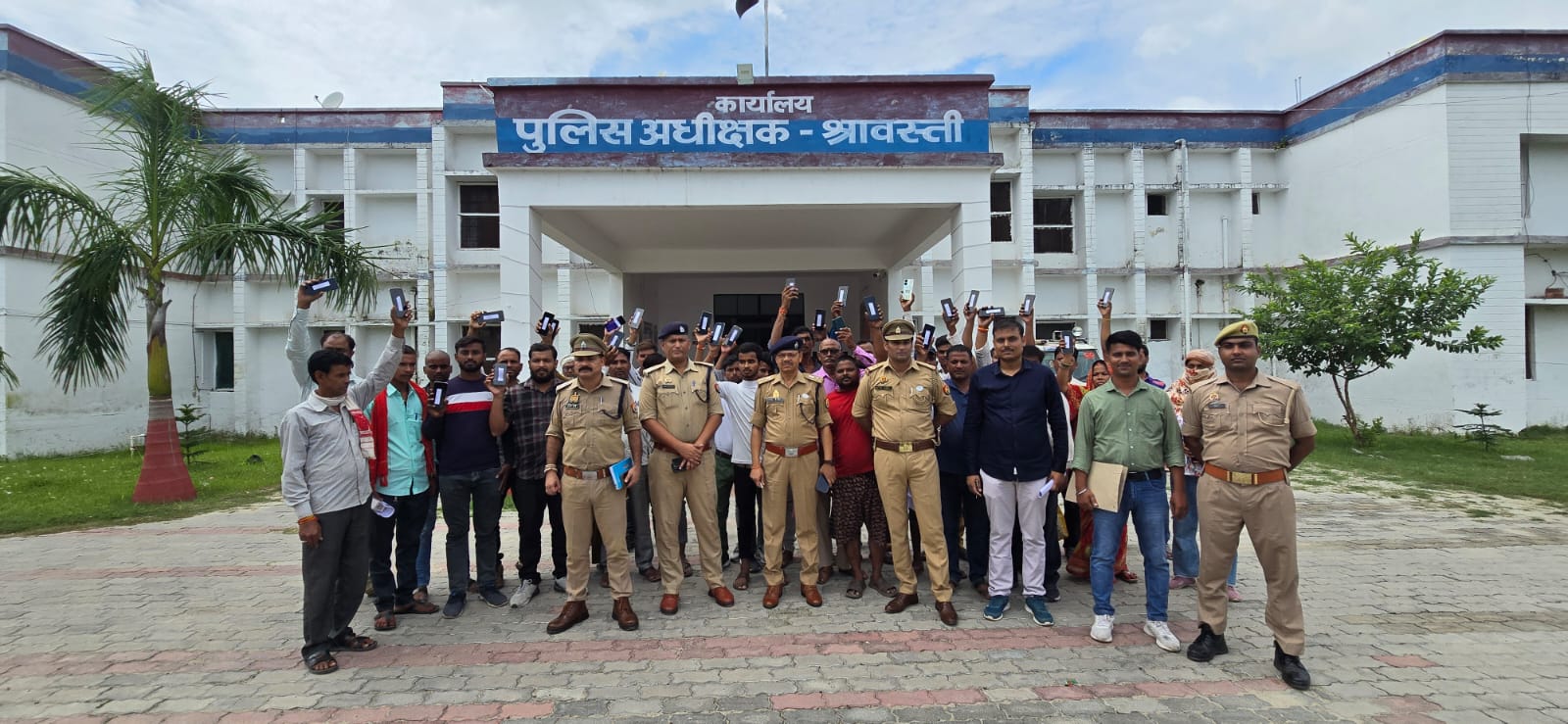 खोई मोबाइल पाकर स्वामियों के चेहरे पर लौटीं खुशियां