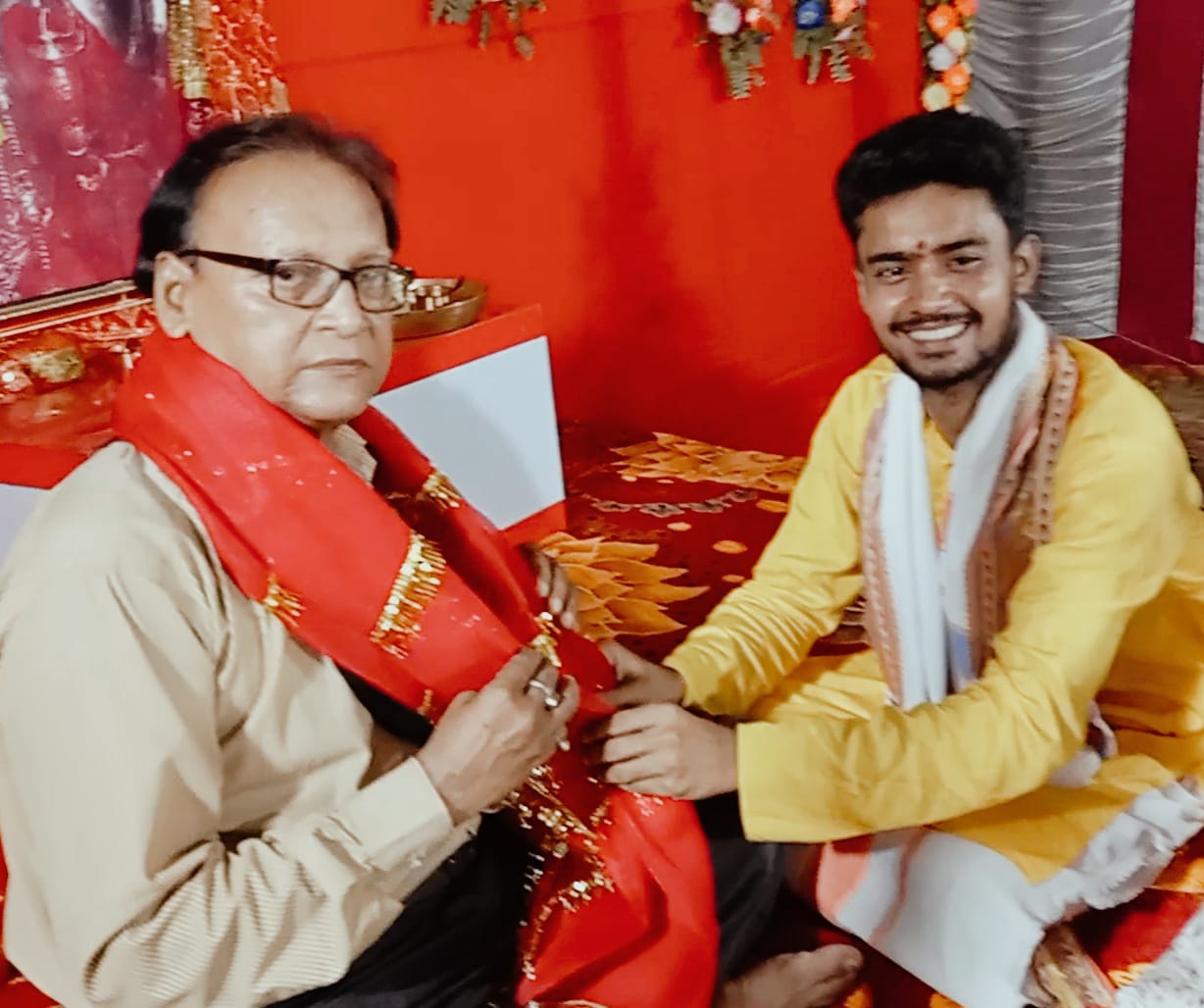 अयोध्या के पंo राजकुमार शास्त्री ने अंतर्राष्ट्रीय आध्यात्मिक केन्द्र के संस्थापक डॉ अरविन्द वर्मा को किया सम्मानित