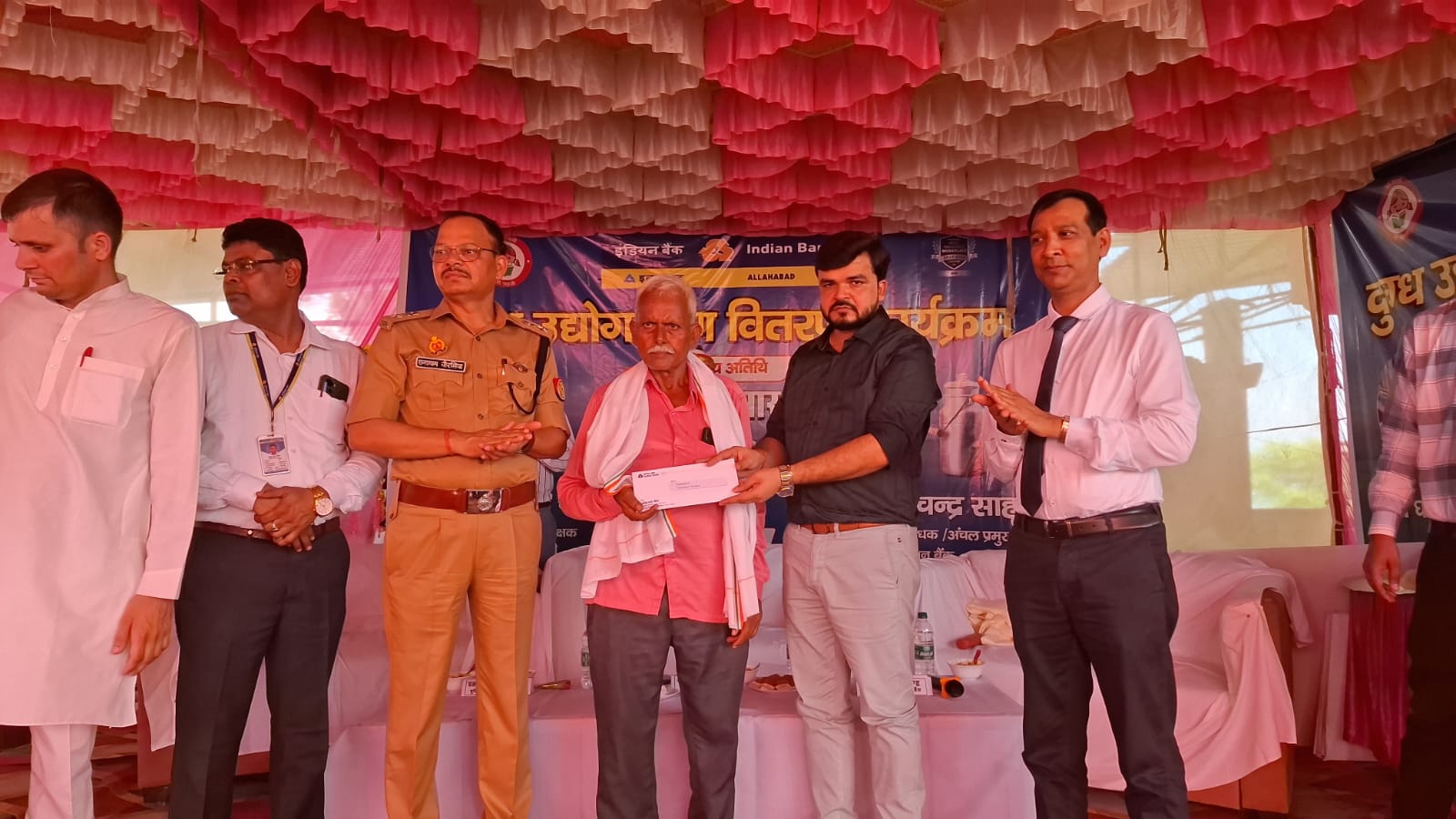 जिलाधिकारी एवं पुलिस अधीक्षक ने दुग्ध उत्पादन हेतु 52 लाभार्थियों को प्रदान किया ऋण स्वीकृति पत्र व चेक