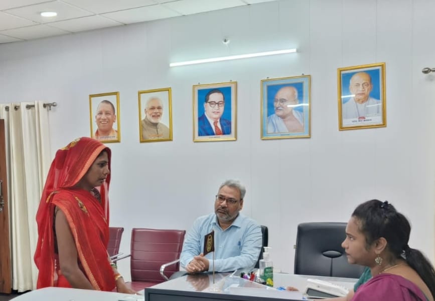 जनता दर्शन में जिलाधिकारी ने लोगों की सुनी समस्याएं