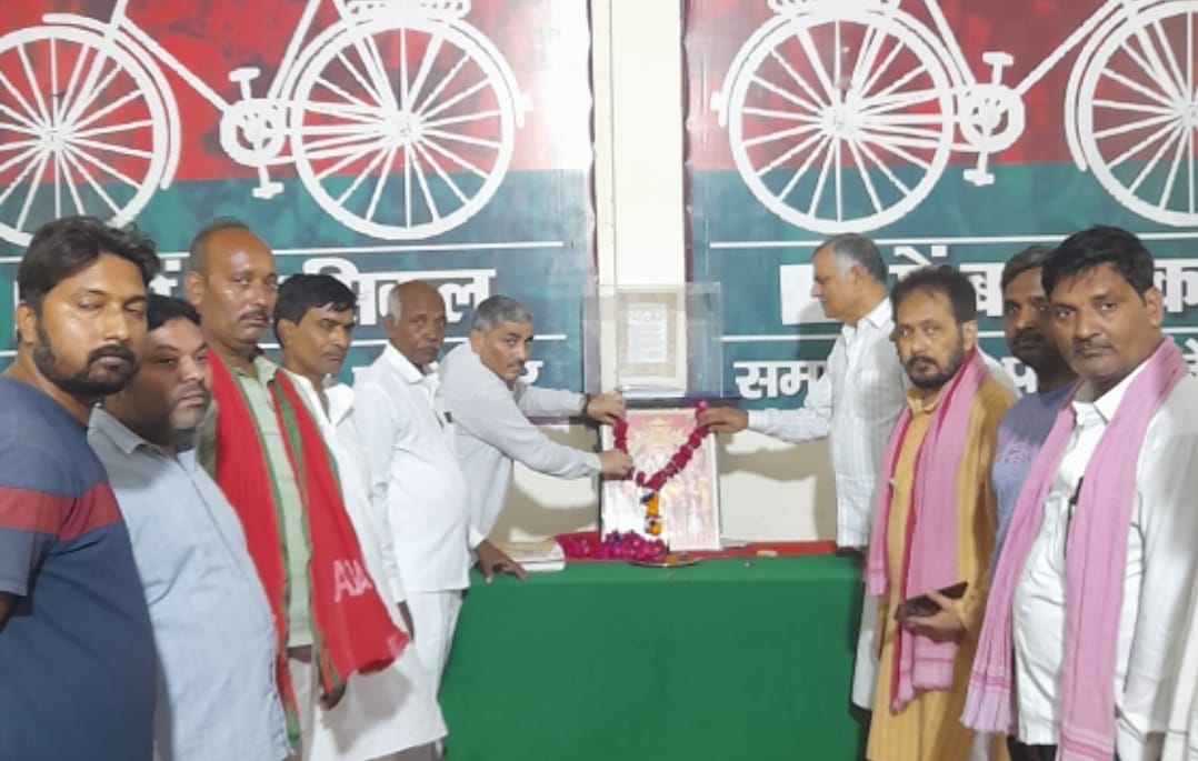 सपा कार्यालय पर मनाई गई विश्वकर्मा जयंती