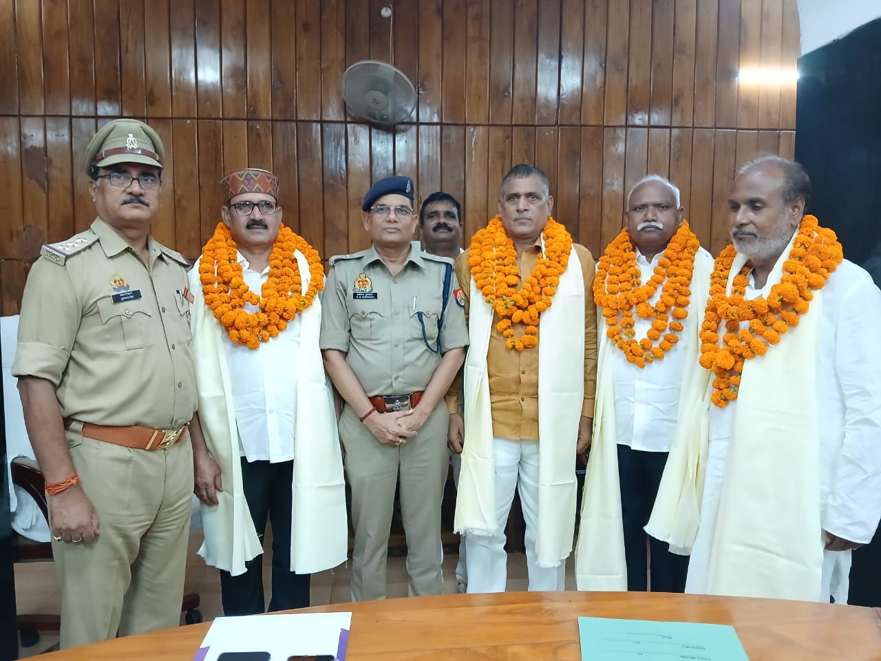 सेवानिवृत्त हुए 4 पुलिस कर्मियों को उपहार भेंट कर की गई विदाई
