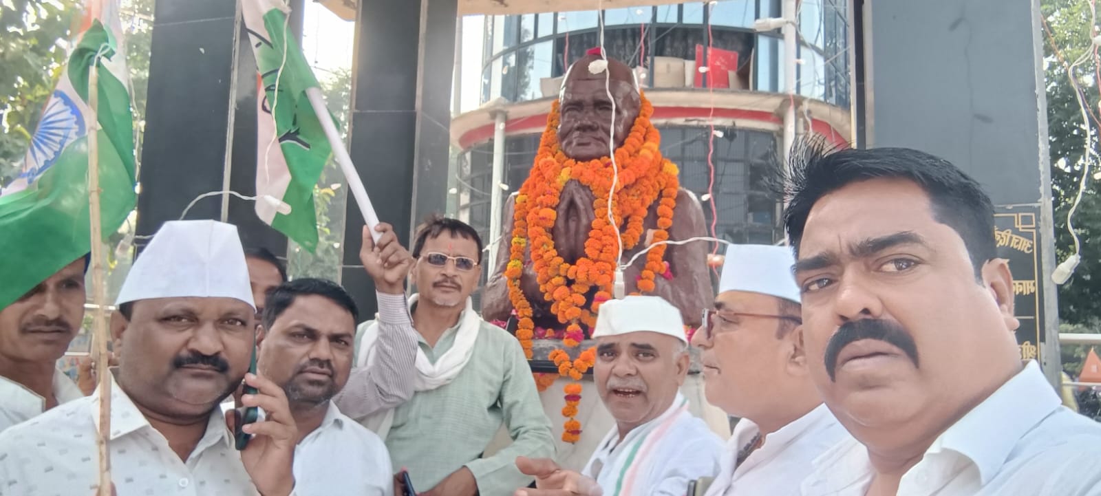 कांग्रेस कार्यालय पर महान नेताओं की मनाई गई जयंती