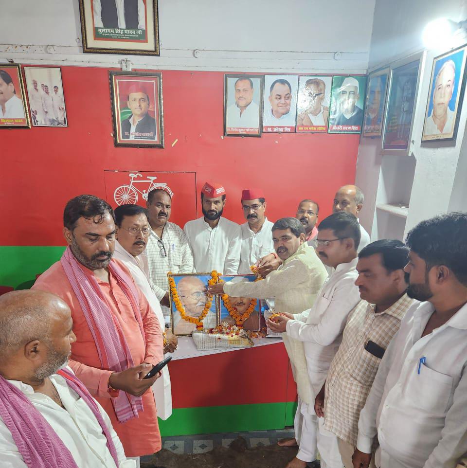 सपा कार्यालय पर मनाई गई गांधी जयंती