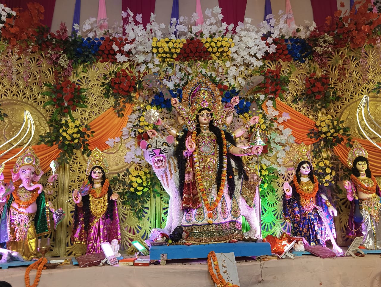 मां के दर्शन के लिए उमड़ रही है भारी भीड़लम्बी लाइन के कतार में लगकर कर रहें हैं मां के दर्शन