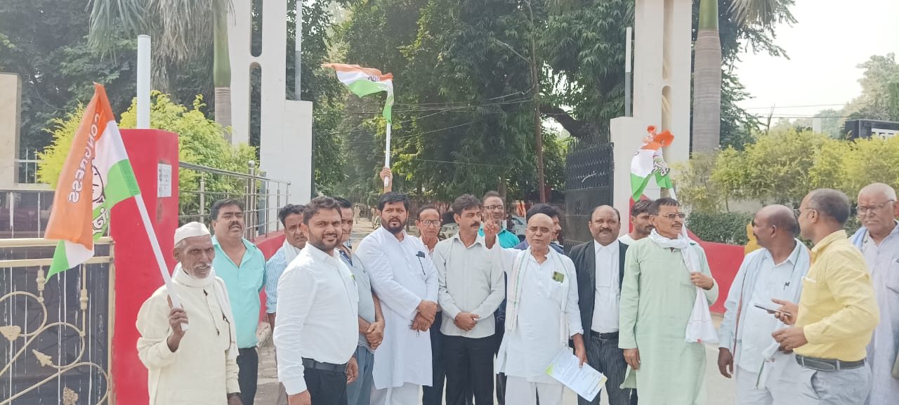 वर्तमान सरकार के विरोध में कांग्रेस ने सौंपा ज्ञापन