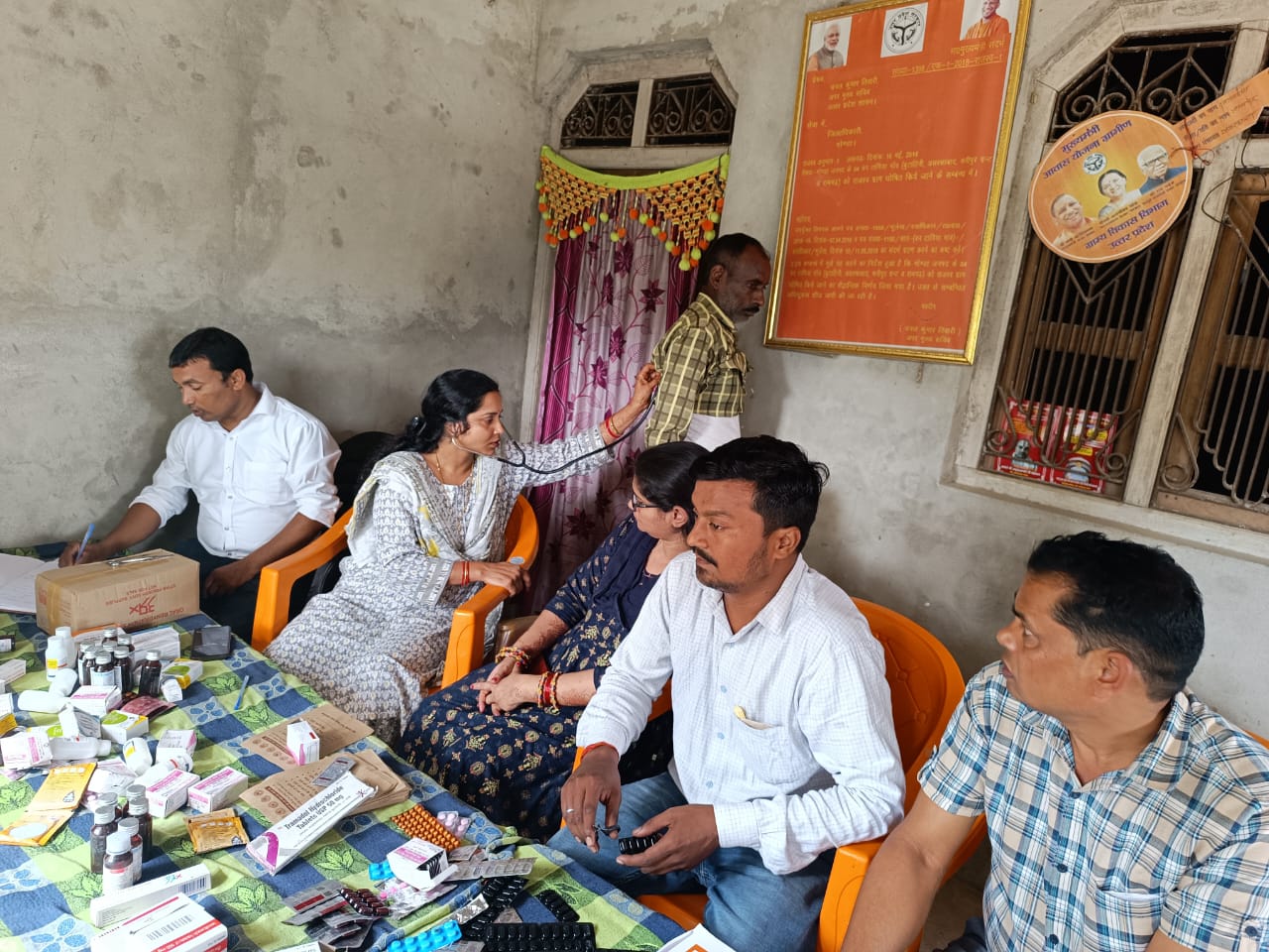 डीएम ने वनटांगिया वासियों का कराया स्वास्थ्य परीक्षण