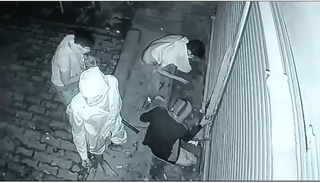 ज्वेलर्स की दुकान पर चोरों ने किया हाथ साफ,वारदात कैमरे में कैद