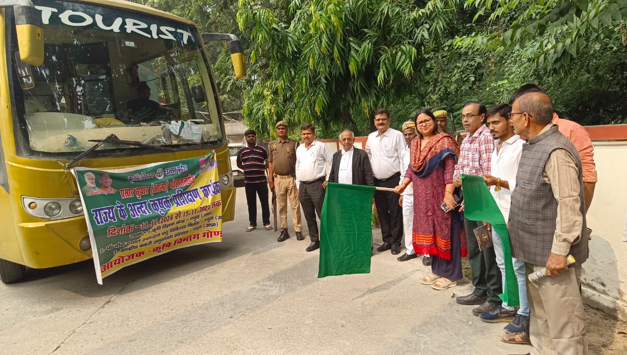 कृषक भ्रमण कार्यक्रम को हरी झंडी दिखाकर डीएम ने किया रवाना