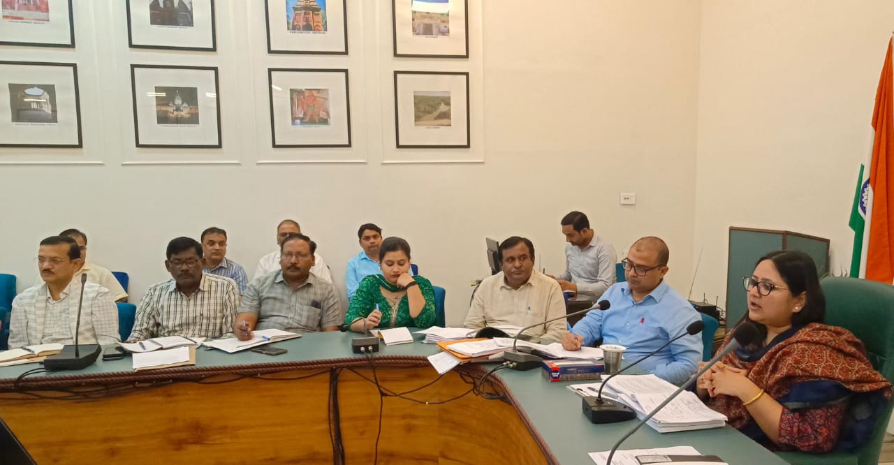 जिलाधिकारी ने की कर-करेत्तर एवं प्रवर्तन कार्यों की समीक्षा बैठक, अधिकारियों को दिये आवश्यक निर्देश